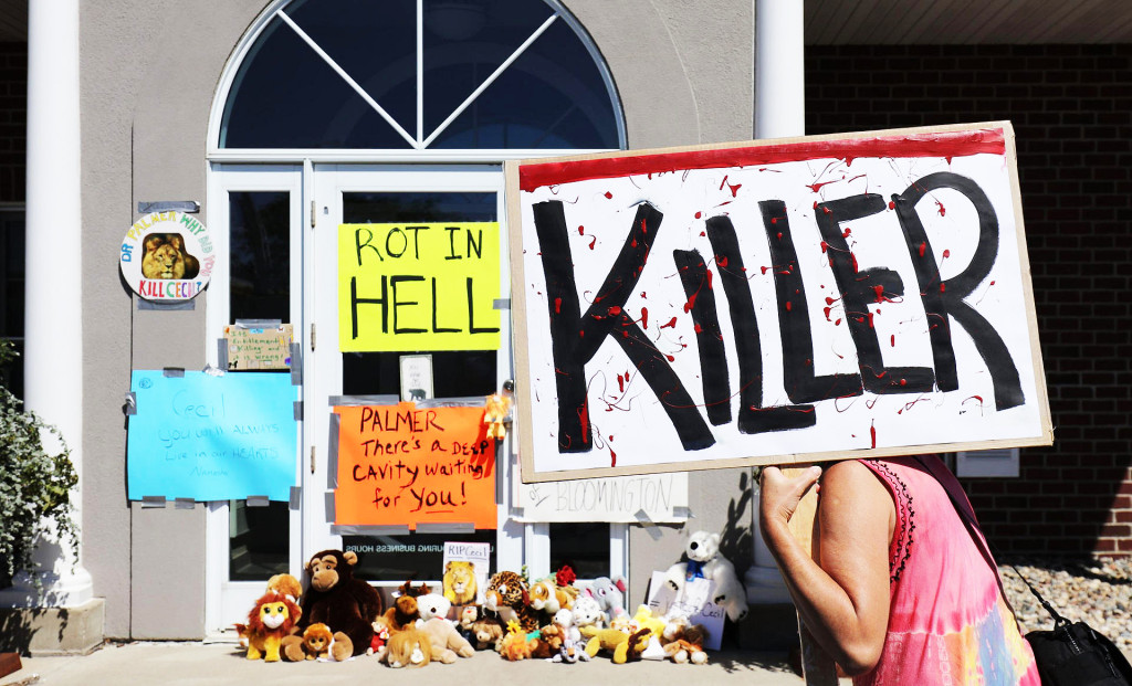 BLOOMINGTON, MN - JULY 29: Protesters outside Dr. Walter Palmer's River Bluff Dental Clinic. Adam Bettcher/Getty Images/AFP 